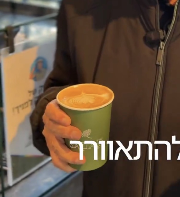 RematesCo's tweet photo. @jgnaredo Foto 1. Figura intacta en el capuccino.
Foto 2. Marca de la espuma en su labio superior.
Foto 3. Figura alterada por el lugar del sorbo en el capuccino. https://t.co/BwYQo0IVFd
