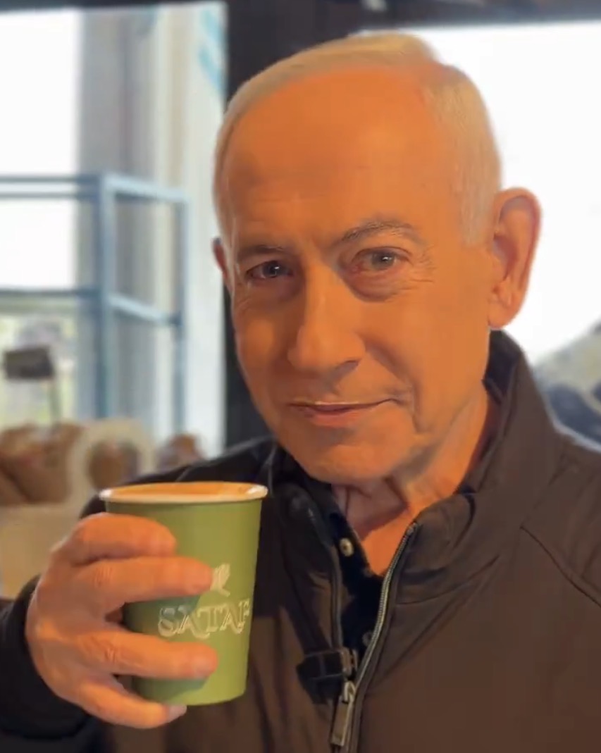 RematesCo's tweet photo. @jgnaredo Foto 1. Figura intacta en el capuccino.
Foto 2. Marca de la espuma en su labio superior.
Foto 3. Figura alterada por el lugar del sorbo en el capuccino. https://t.co/BwYQo0IVFd