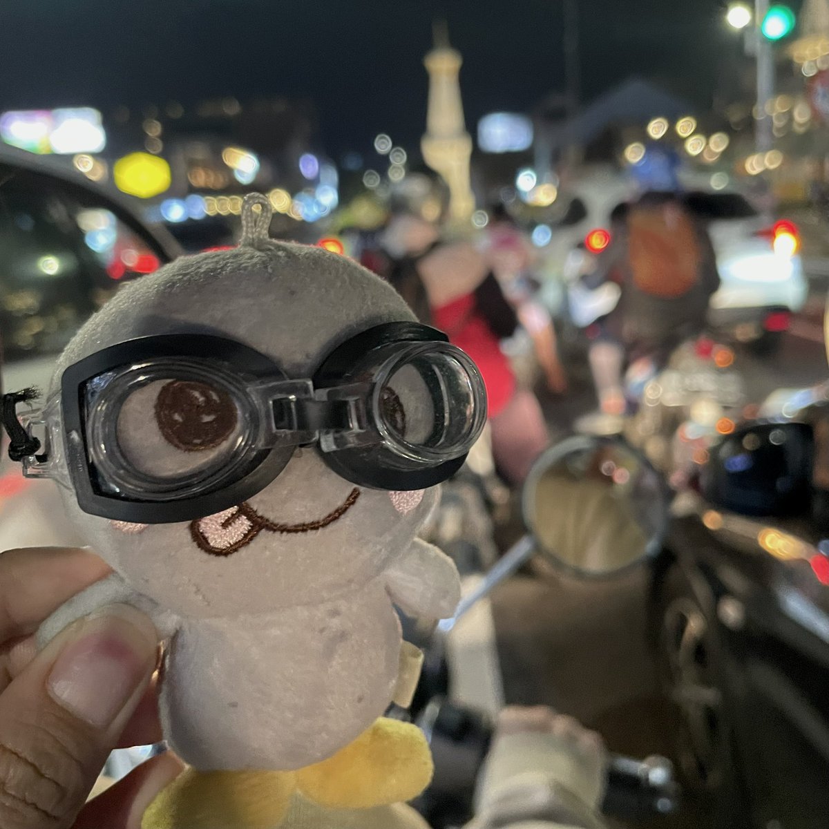 nseok_'s tweet photo. yongdol lebih milih keliling jogja pake motor lalu krl ke solo drpd ikut bapaknya pake first class ke argentina #merakyat https://t.co/VUuTj39Xah