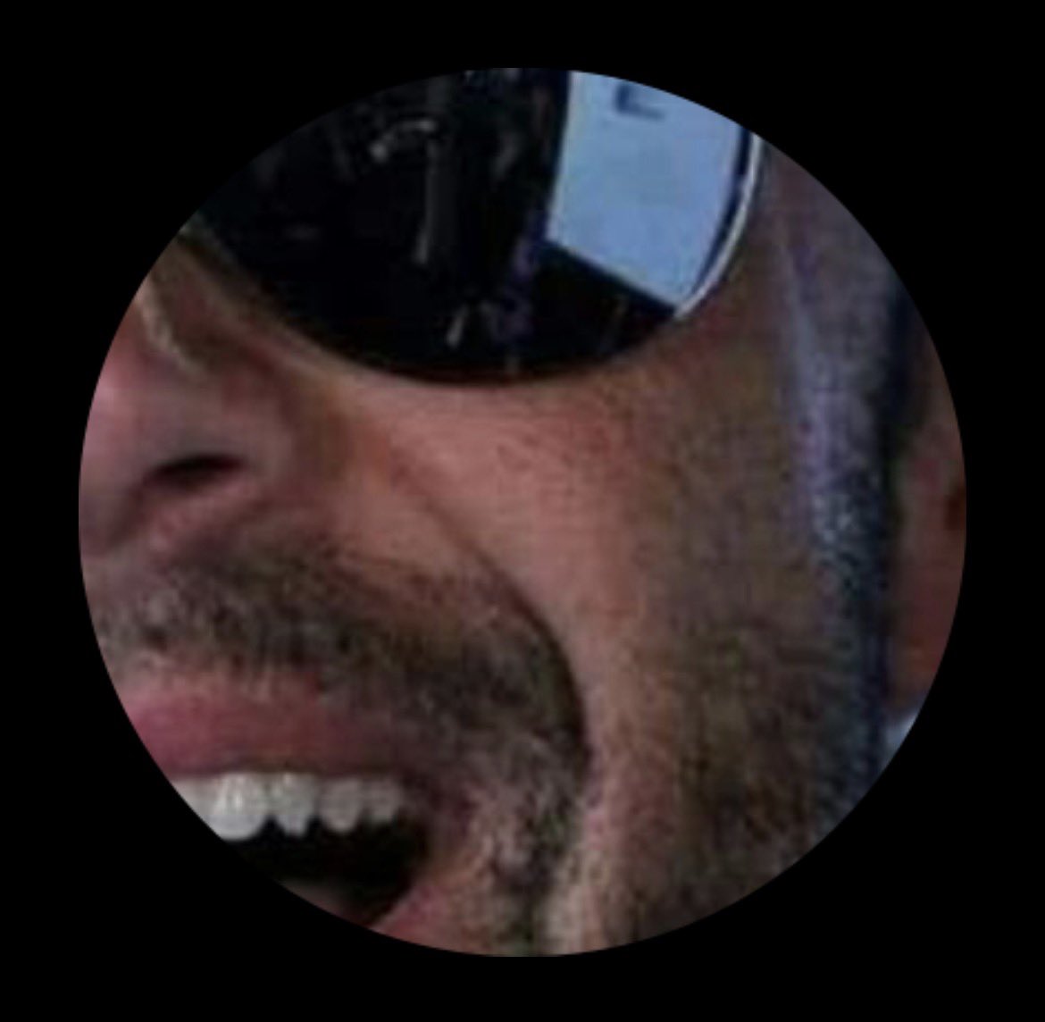 Tienes la boca llena de verga…y te los aventaron en los lentes…