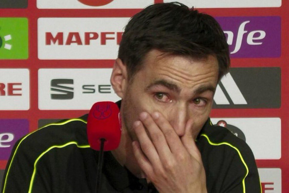 gxldekeita_'s tweet photo. Si de verdad sufres tanto y no aguantas que te critiquen por hacer tu trabajo de forma tan nefasta cobrando 300k al año, dimite mañana mismo.

Ser árbitro te queda grande. Incompetente. https://t.co/eGauxWd08t