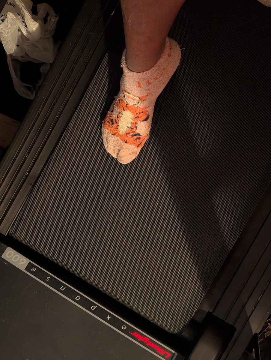 BussyGrease's tweet photo. Is it weird to get on a treadmill with socks on 😳 https://t.co/ARbLF344IW