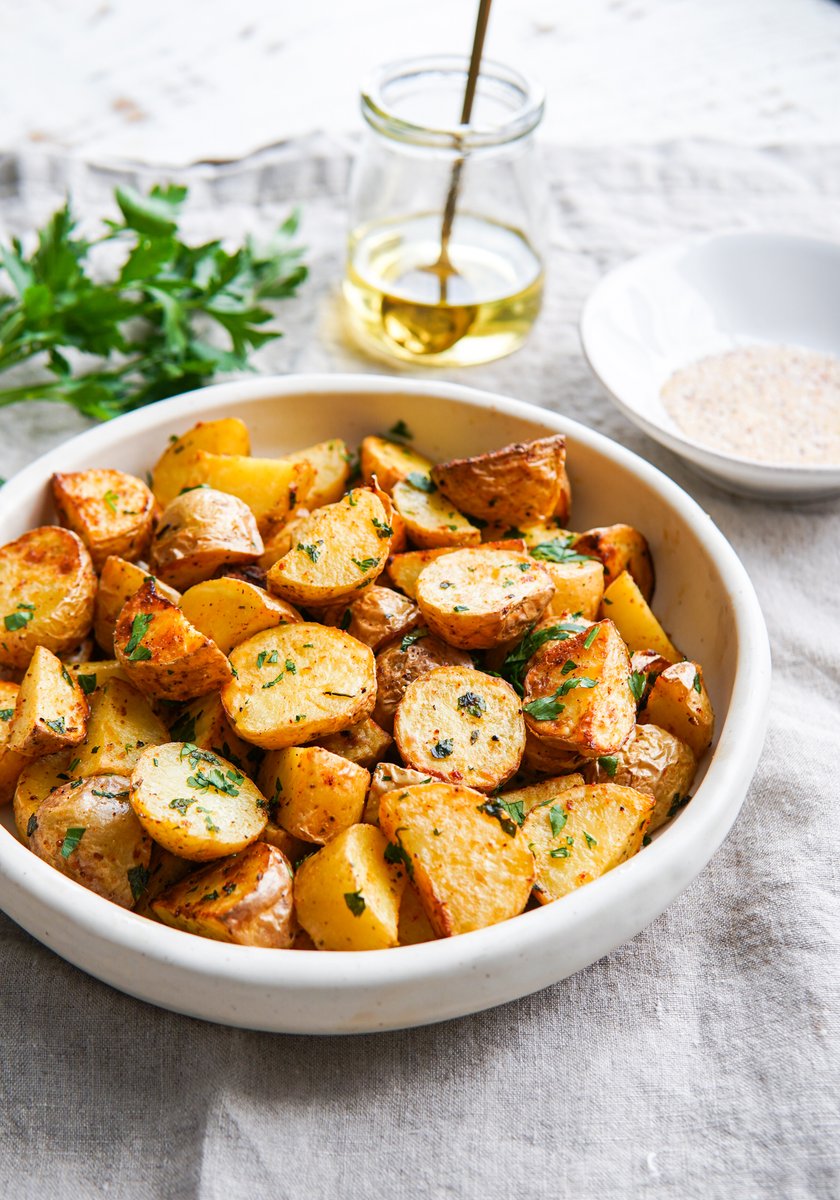 unitedfreshnz's tweet photo. 🥔 Happy International Day of the Potato!
The humble potato is more than just a comfort food favourite, it’s a nutritional powerhouse. Naturally packed with important nutrients like folate, iron, magnesium and potassium, potatoes also provide vitamin C &amp;thiamin. 🌱🥔 @PotatoesNZ https://t.co/Pmis51GyP8