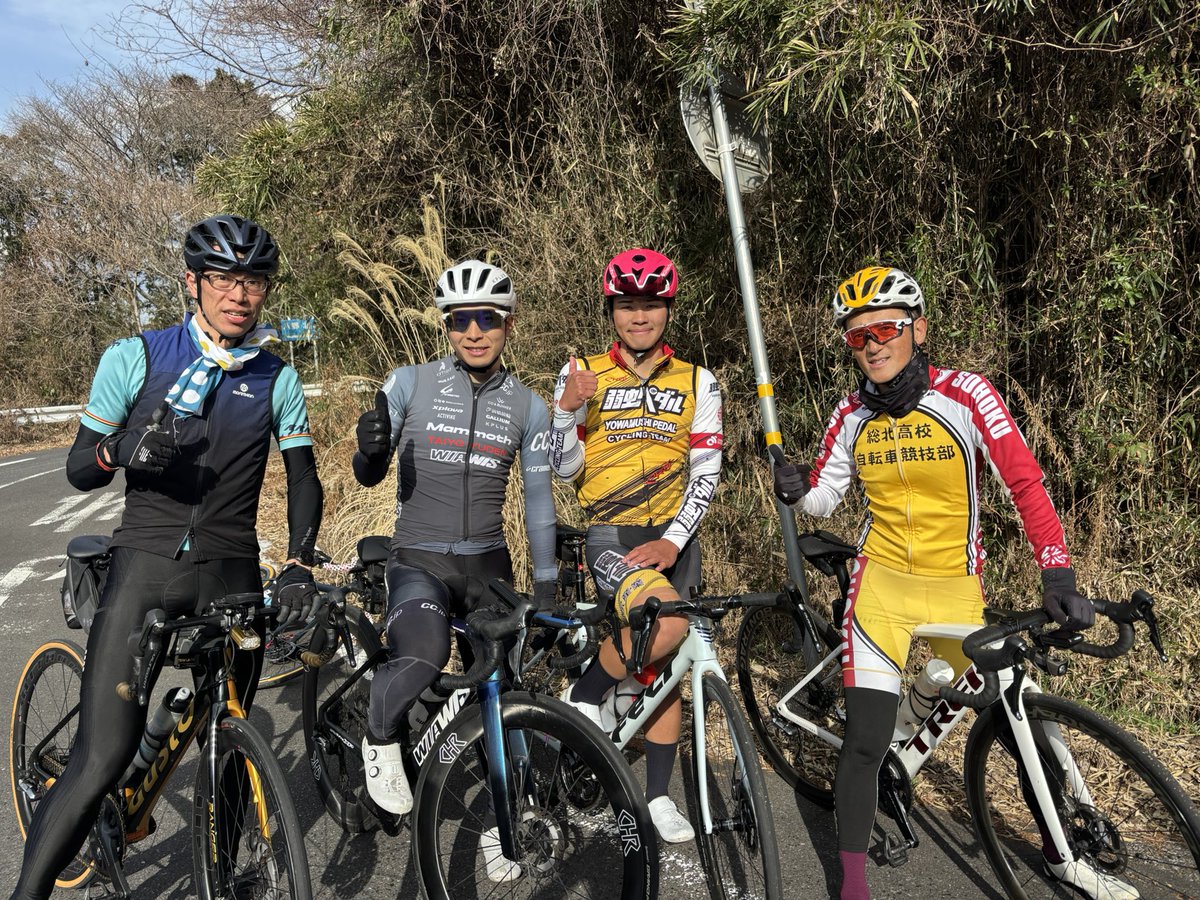 Travel_Cycle's tweet photo. 昨日は筑波エリアで90km、3000upのイベントに参加。

金子宗平選手、竹田天飛選手に伴走していただき(一部置いていかれ😭)、更に途中から弱虫ペダルの渡辺航先生も合流いただき、夢のようなサイクリングでした。

仲間と一緒にゴールするのもいいね✨
#HeatCaravan #ザ5エンジンズ https://t.co/BxJbQ5BsNl