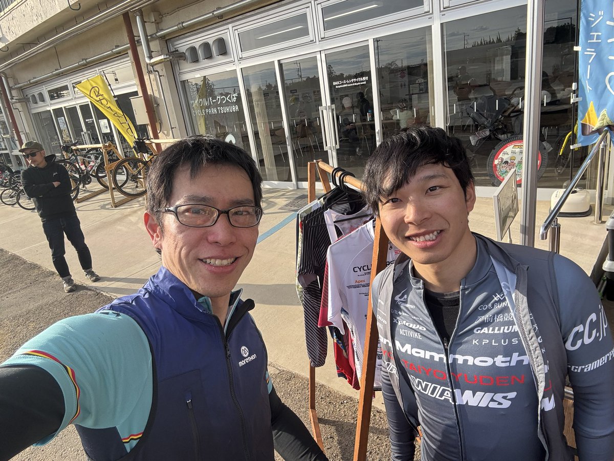 Travel_Cycle's tweet photo. 昨日は筑波エリアで90km、3000upのイベントに参加。

金子宗平選手、竹田天飛選手に伴走していただき(一部置いていかれ😭)、更に途中から弱虫ペダルの渡辺航先生も合流いただき、夢のようなサイクリングでした。

仲間と一緒にゴールするのもいいね✨
#HeatCaravan #ザ5エンジンズ https://t.co/BxJbQ5BsNl