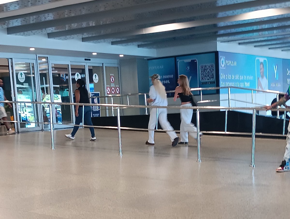 Hoy me encontré con tini Stoessel en el aeropuerto