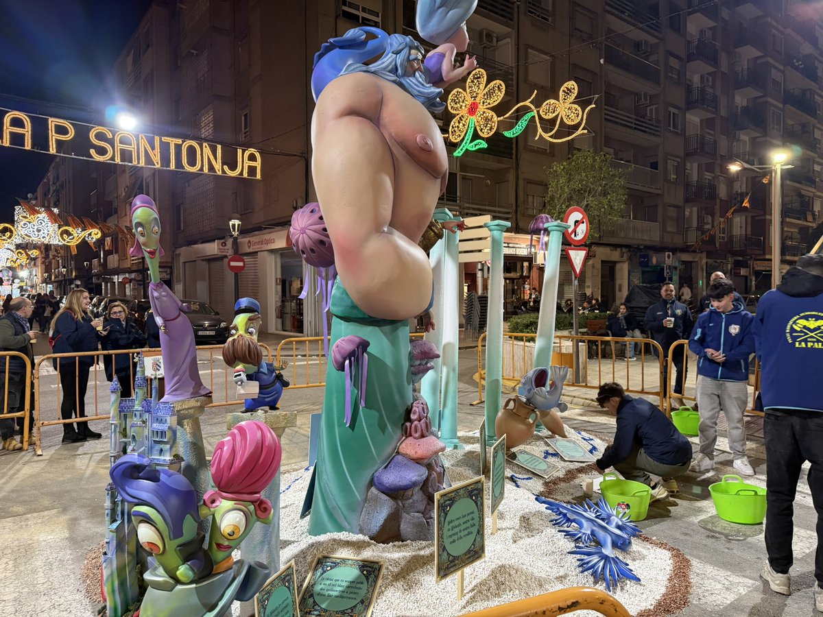 AjMislata's tweet photo. Les comissions de la ciutat de Mislata i els artistes fallers ultimen tots els preparatius en la nit de la plantà perquè els monuments de les falles de Mislata lluïsquen durant estes festes #MislataEnFalles 🔥 https://t.co/KF1ZvizOaP