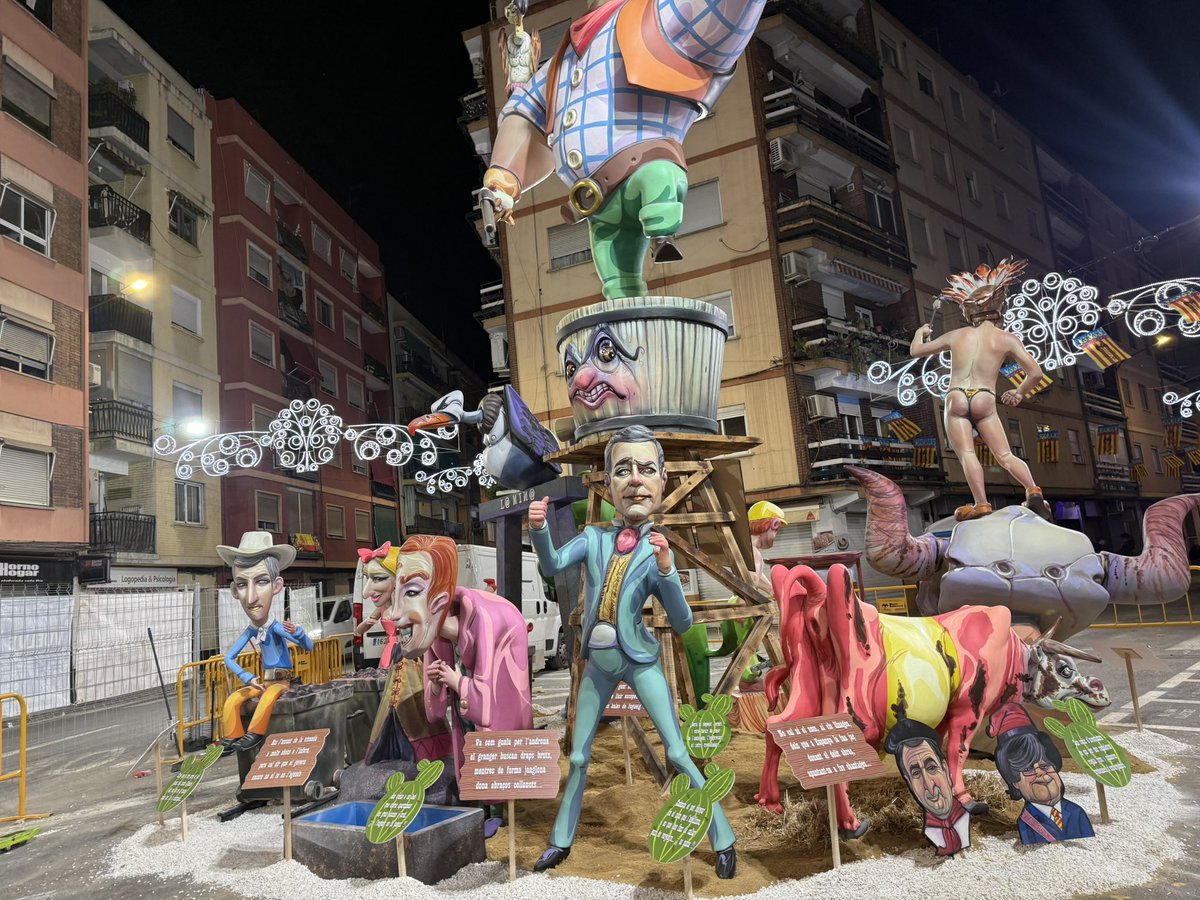 AjMislata's tweet photo. Les comissions de la ciutat de Mislata i els artistes fallers ultimen tots els preparatius en la nit de la plantà perquè els monuments de les falles de Mislata lluïsquen durant estes festes #MislataEnFalles 🔥 https://t.co/KF1ZvizOaP