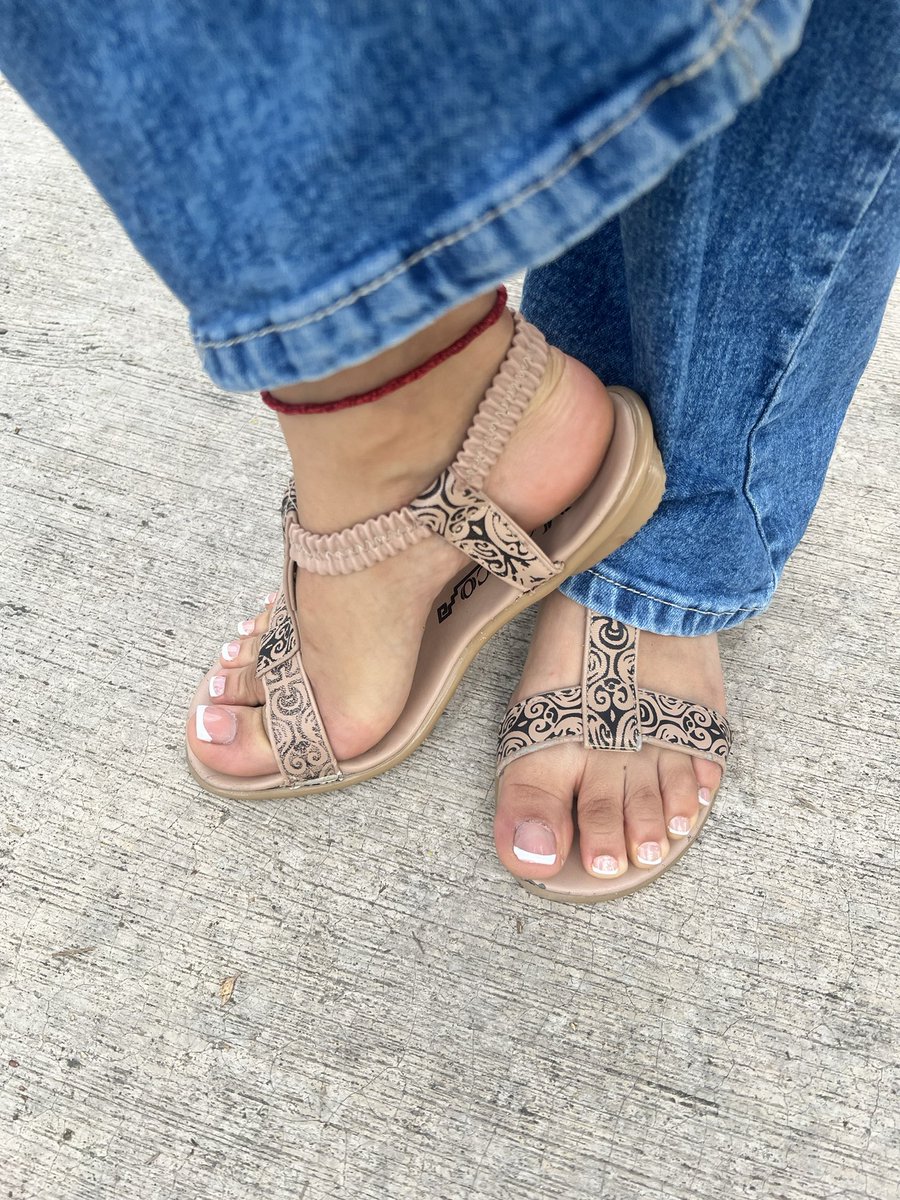 "Jeans acampanados + pies libres… la combinación que te está volviendo loco sin que lo admitas aún 👀👣"

Lame… huele… ríndete. Los mejores te esperan 🖤👣"
#pies #mexicana #feetfetısh