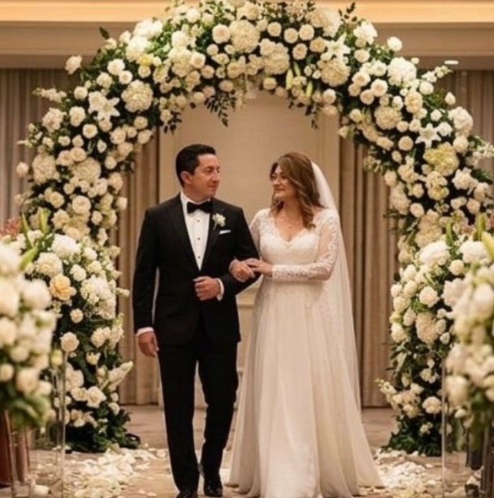 Para sorpresa de nadie Sarauz estaría coludida con as3sinos de FV. Ha entregado carta para defender a Serrano otra vez con cuento de q es montaje para inculpar a RC😒
Ni 1 año después del crimen se casó con exguarura de Serrano q tbn la protegió a ella, q bien protegida carajo!😒