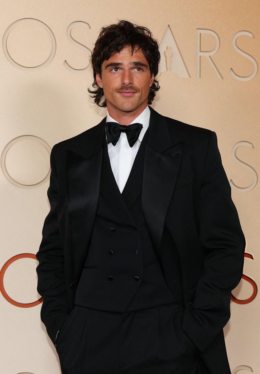 ricalegorreta's tweet photo. ¿Jacob Elordi se vistió para ganar hoy? Así luce el actor con look de Bottega Veneta #Oscars https://t.co/OBXZrNLZZk