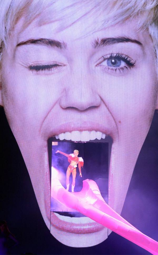 mundomiIey's tweet photo. miley es la definición de AURA https://t.co/jOf5WNSKyw