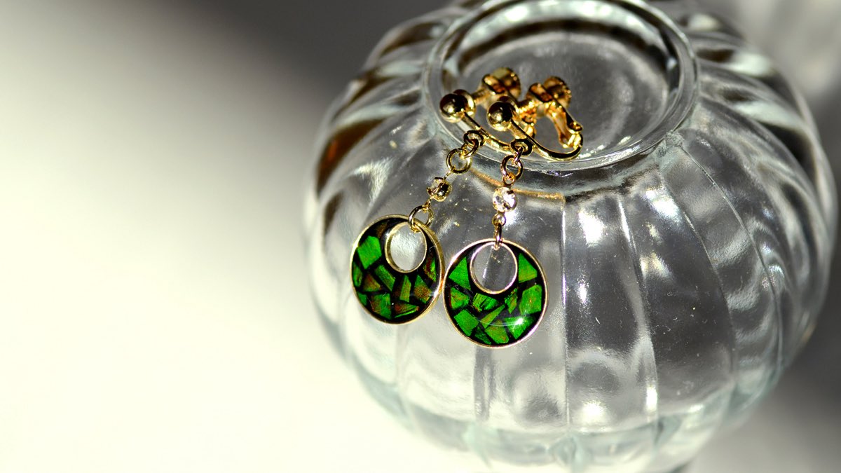 #私のヤバい初手と完成

【初手】ベランダ掃除
…をしていた時に拾ったコガネムシの死骸からむしり取った翅をハサミで切り刻む。

【完成】ピアスとイヤリング(レジン封入)