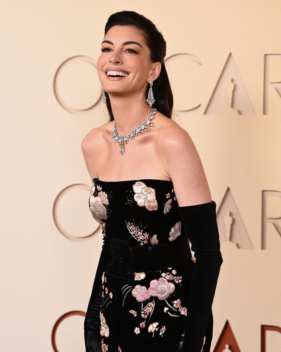 enews's tweet photo. Anne Hathaway is lookin' so chic at the #Oscars. 🖤 (📸: Shutterstock) https://t.co/0E0nVjFsqT