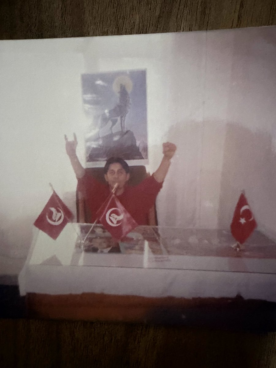 İtden kurt olmaz çakaldan kurt olmaz ülkücülük Ülkü ocaklarında son kalemiz MHP sıdır sene bılmem kaç ama şanla şerefle 30 yıl .