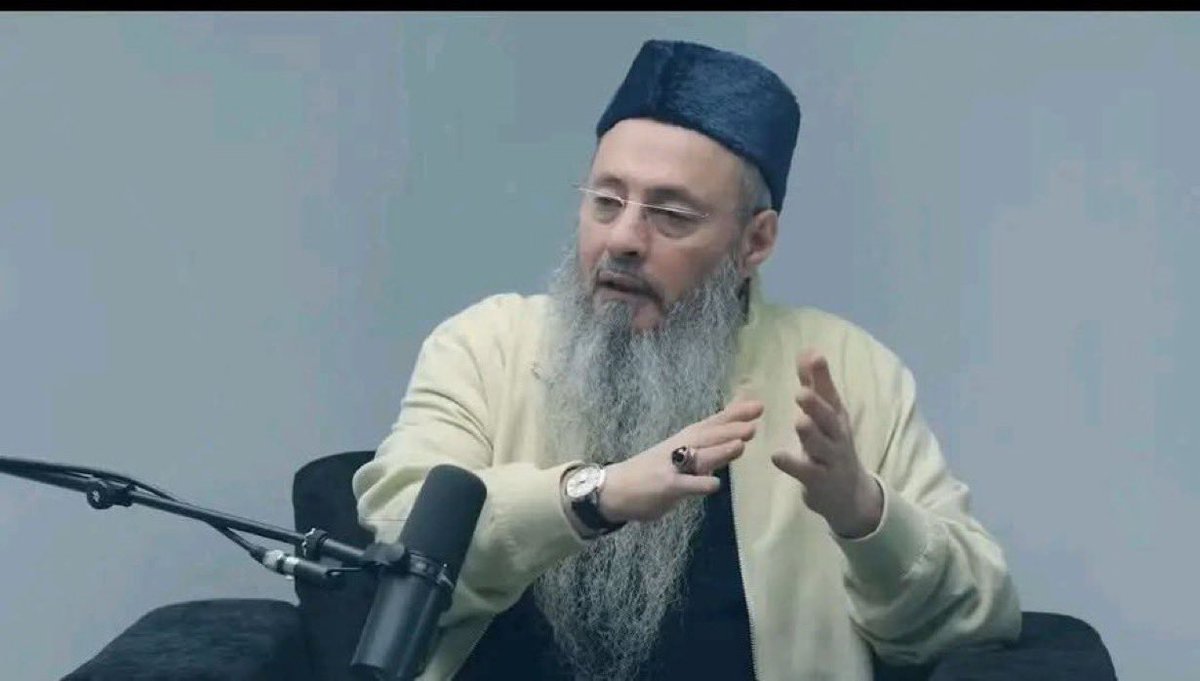 arabmemesss's tweet photo. معلومة اول مرة اعرفها فحبيت اشاركها لكم.

واحدة باعته للشيخ ايمن عبدالجليل بتسأله إن عندها غواشية ٢٢ جرام وعايزة تدخلها في غوايشة ٢٥ جرام فكده حرام ولا حلال ؟

الشيخ ايمن قال يعني ايه تدخلها فعمرو اخوه قاله تديها للصايغ وتأخد ال ٢٥ جرام وتدفع الفرق فالشيخ ايمن قاله حرام ويعد ربا صريح! فرد عليه بحديث شريف بيقول … عرض المزيد