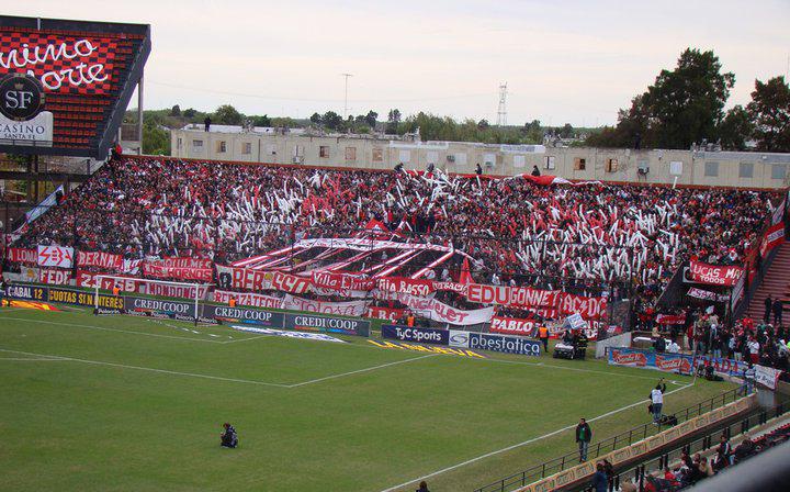 FutbolRetroAr's tweet photo. La gente de Estudiantes en cancha de Colón, año 2010. https://t.co/d9GWMNK3er