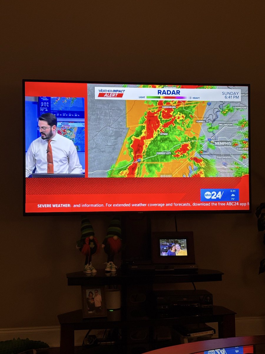 cdetje's tweet photo. @Daytobehappy Tornado coverage https://t.co/vClxuGoZkF