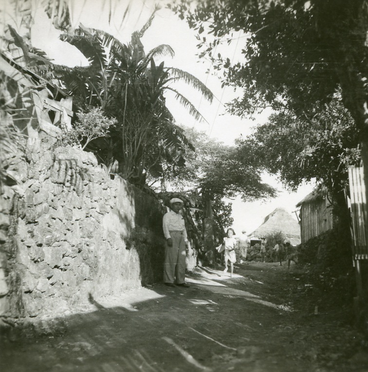 同じくもう一枚。これは金城町三丁目であることが判明しました。おそらく1951年に撮影された写真ですが、現地に立つと、おぅまさしくここだ、と実感されます。