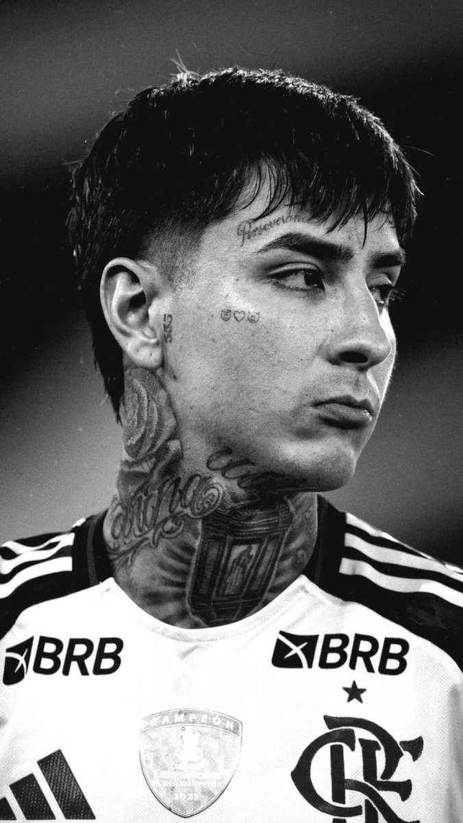 os traços
as tatuagens
o olhar
o bico 🤏🏻

ERICK PULGAR 🫦🫦