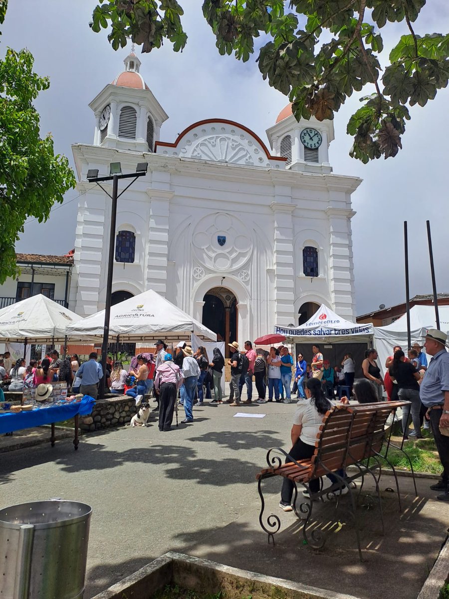 ProsperidadCol's tweet image. ¡Más cerca de los caldenses! 📍 En #Aguadas y #Aranzazu, #Caldas realizamos la Feria Descentralizada de Servicios, y acercamos nuestra oferta a la comunidad. 🧑‍🤝‍🧑

También adelantamos una importante mesa de trabajo con @Corpocaldas y las alcaldías para articular nuestra oferta