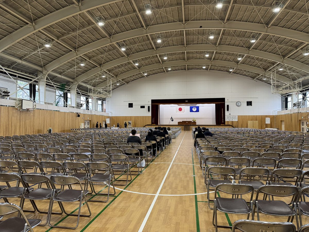chido_kai's tweet photo. 本日は卒業式。少し肌寒い曇り空ですが、卒業生は晴れやかな笑顔で記念の写真を撮っています。会場は静かに式の開始を待っています。 https://t.co/C8cJ9oJHwB