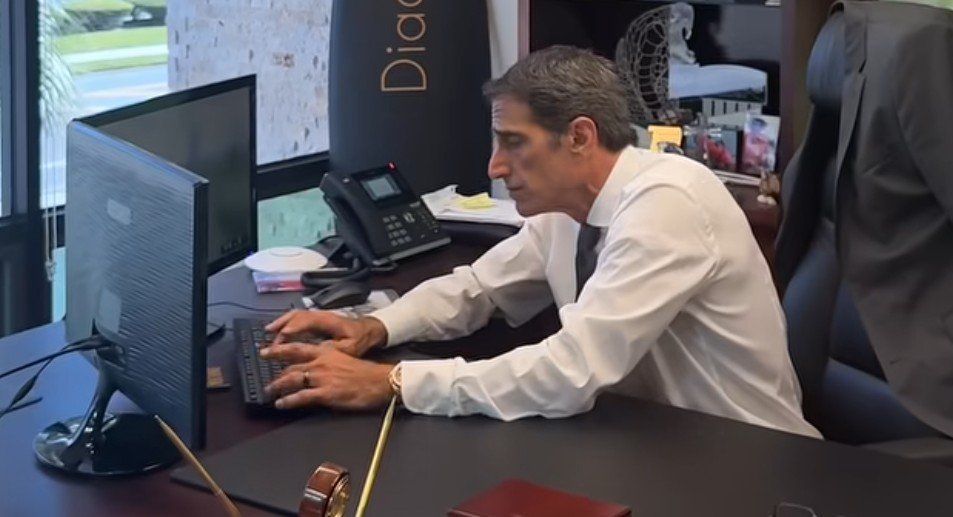 ayağını koyduğu yerde de kesin çekmece falan vardır off gece gece sırtım falan ağrıdı fotoya bakınca