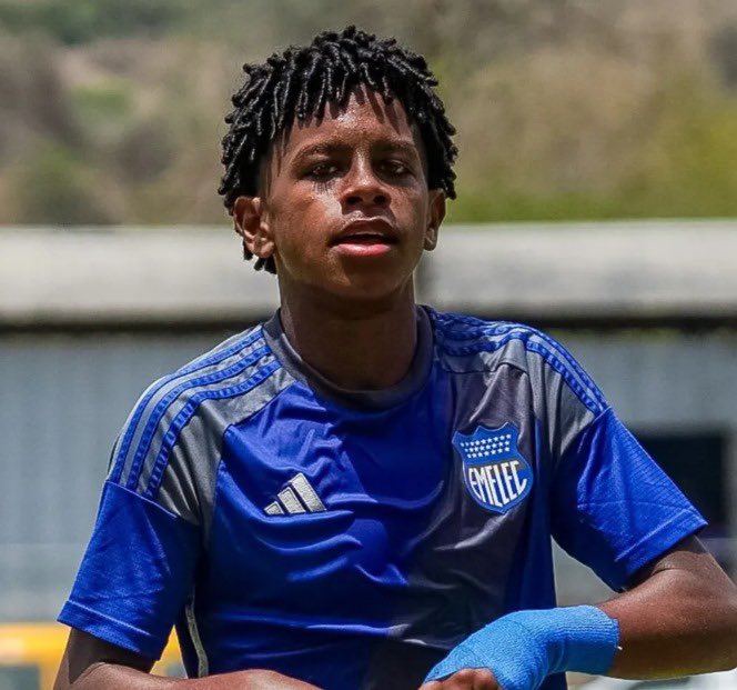 La semana pasada me toco leer barbaridades, gente diciéndole “limitado” y que nunca estaría listo para Primera a Luis Fragozo.

Hoy en 45’ uno de los mejores de Emelec con desequilibrio y TÉCNICA. 

Un potencial increíble y una fé que le tenemos solo los que lo hemos visto jugar.