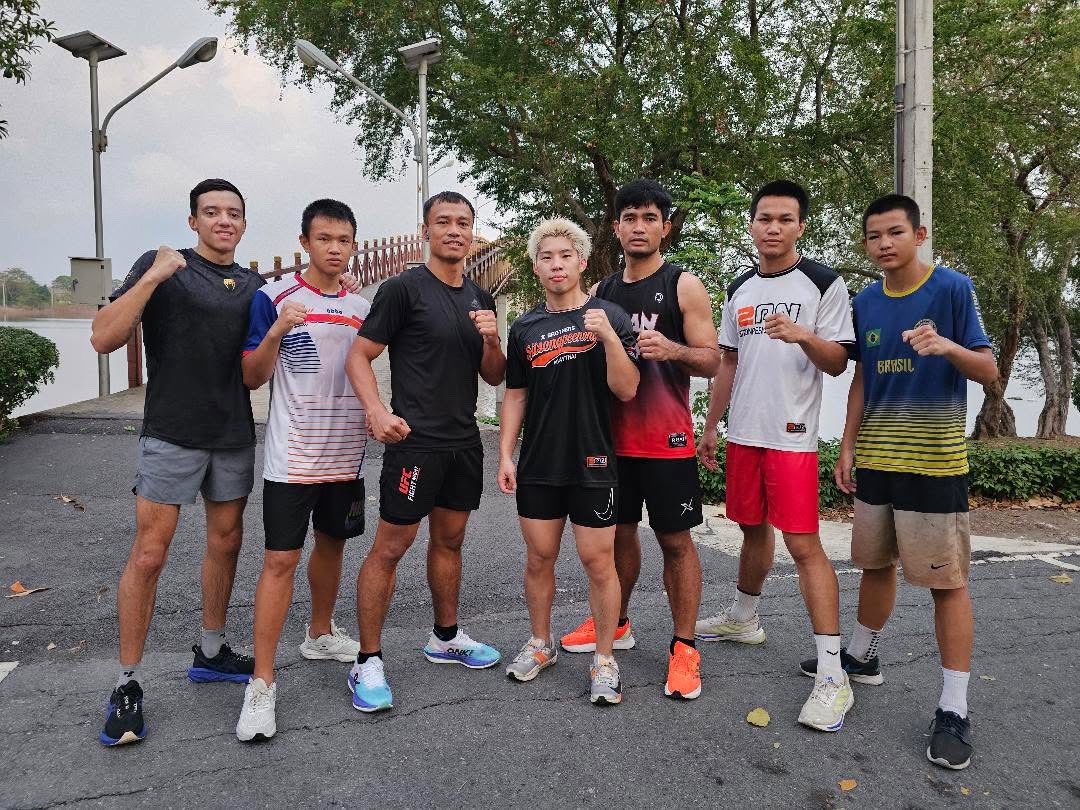 シッティチャイ選手
K-1に出てたタナンチャイ選手
4月11日にONEでタイトルマッチのルンラウィー選手など
素晴らしい選手達と練習させてもらってる
あと5日やりきる🔥

#タイ修行