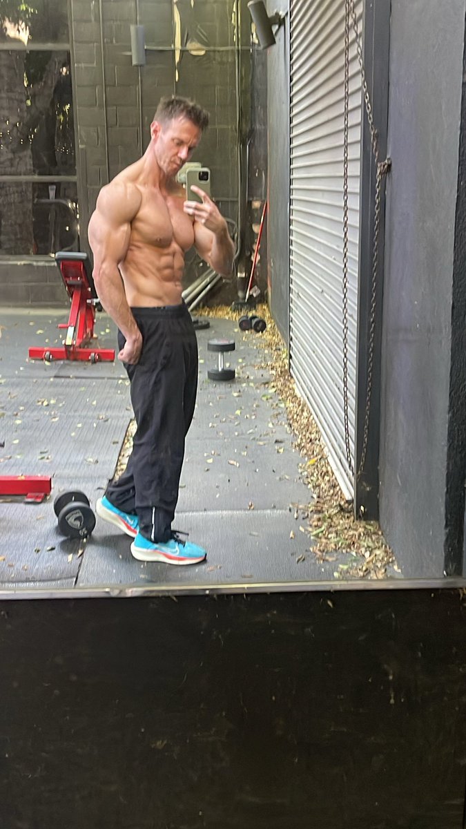 RobRiches's tweet photo. Lighter than I’ve been in years. Not overly trying to eat as much either. Just heavy lifts, good recovery, and sticking to the basics. That’s it.

And no… I’m not on anything, or have I ever been. Currently at around 160lbs here. Crazy!!! https://t.co/CfTh7zhmYj