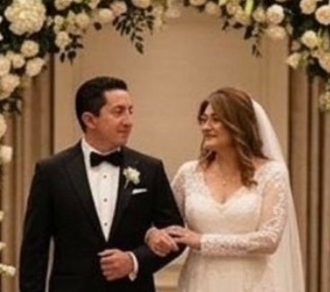 Cuando fungía de viuda feliz // cuando se casó a los 11 meses con el mismo de la primera foto, su 'cuidador'😒