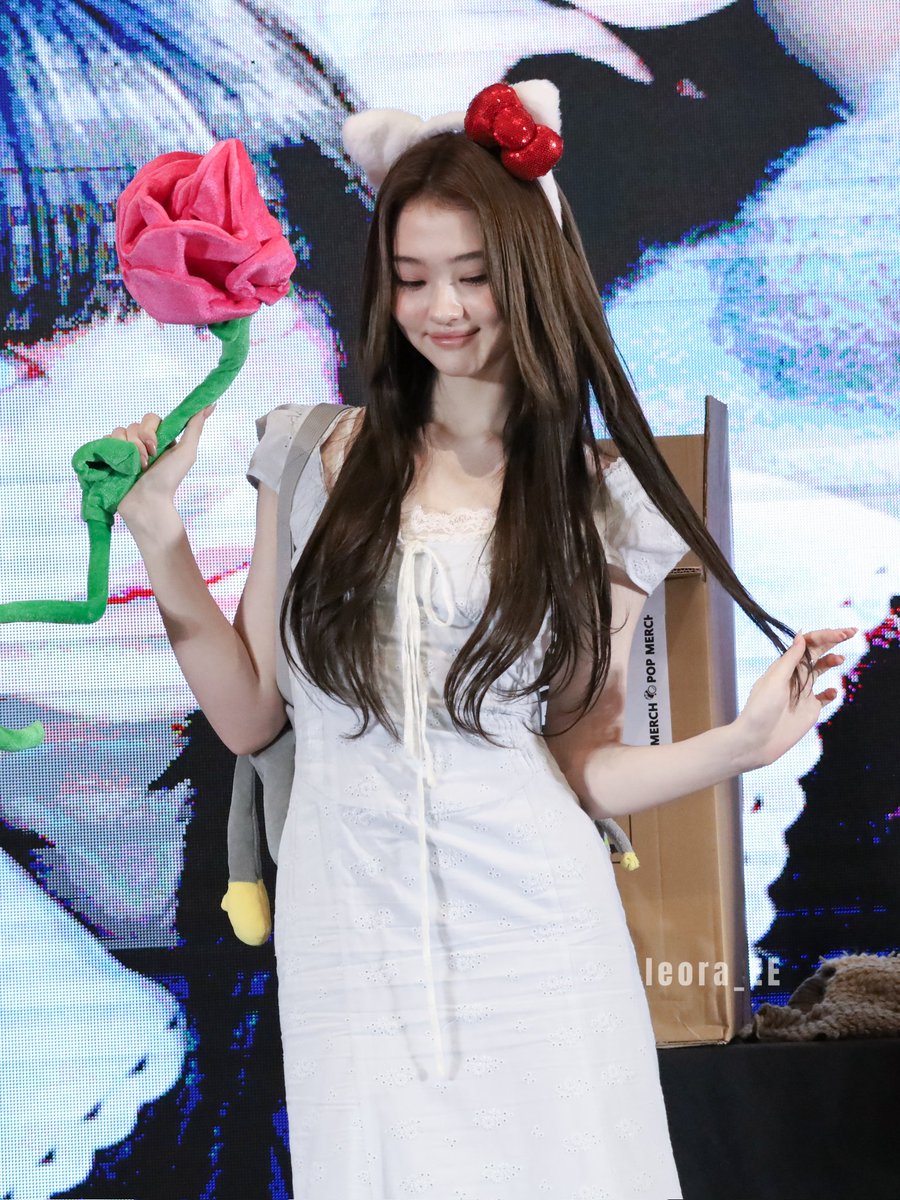 EllaGlobals's tweet photo. 260314 Fansign
Ella is the flower
cr aeomeow
#MEOVV #미야오 #엘라 #ELLAA https://t.co/JA1tOfvkk5