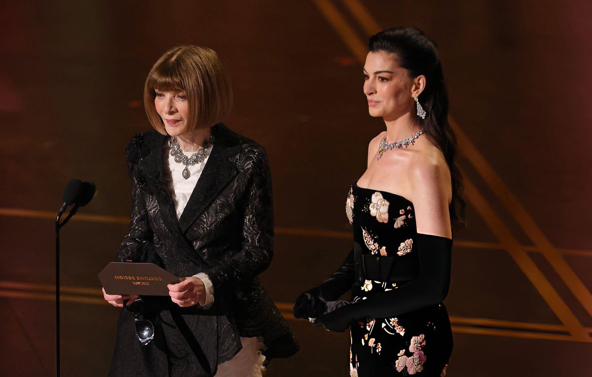 ricalegorreta's tweet photo. Anna Wintour y Anne Hathaway hacen un excelente equipo a la moda y entregan los premios de Mejor Maquillaje y Mejor Vestuario para Frankenstein. 
#Oscars https://t.co/ejwnGRO31k