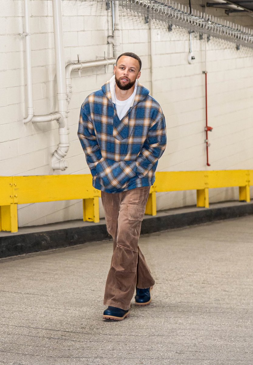 JustFreshKicks's tweet photo. Steph Curry pulled up to New York in his own Timberland PE with the Curry Brand logo 🤯🥾 https://t.co/fWgGq6PpLc