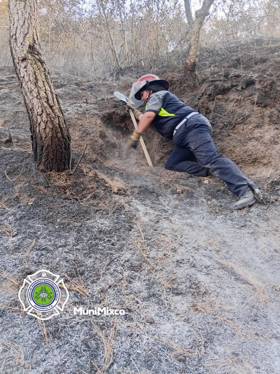 BomberosM_Mixco's tweet photo. #INFORMACION2026| 🇬🇹
#BOMBEROSMUNIMIXCO

#AMPLIACION 
#INCENDIO_FORESTAL
Aldea Sacoj Grande zona 6 de Mixco

Más de cinco horas los @BomberosM_Mixco, los @bomberosmuni y Bomberos de @ConredGuatemala laboran en el control y supresión de incendio forestal. https://t.co/nK7O5zh3qY