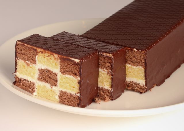 創業当初より続く数少ない定番バタークリームケーキ「モザイクケーキ」(1本税込￥3,564)を下記日程で限定販売致します。  
4月1日(水)～3日(金)、8日(水)～10日(金)
日本橋髙島屋 　各日若干数 御予約可　    
代表：03-3211-4111