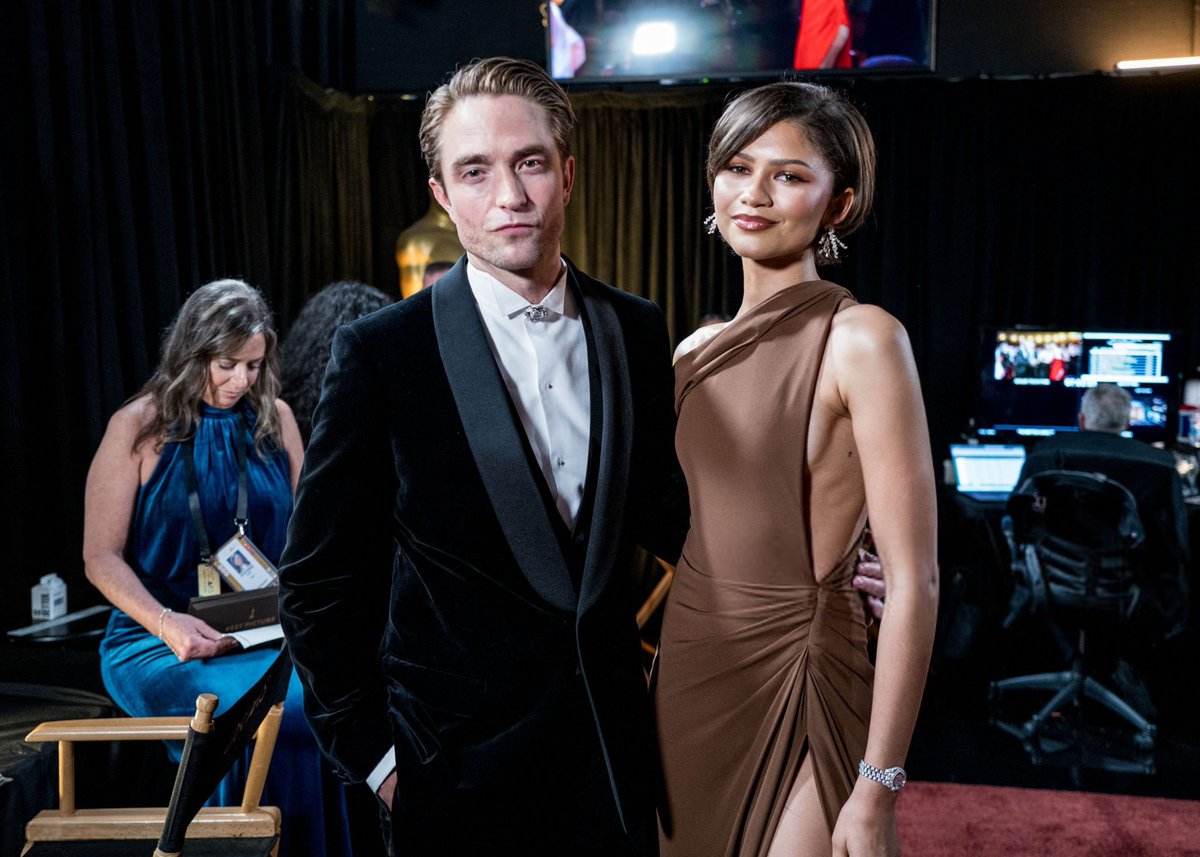 pattinsonphotos's tweet photo. Robert Pattinson and Zendaya backstage at the 98th #Oscars! https://t.co/kKOJiEX4LS