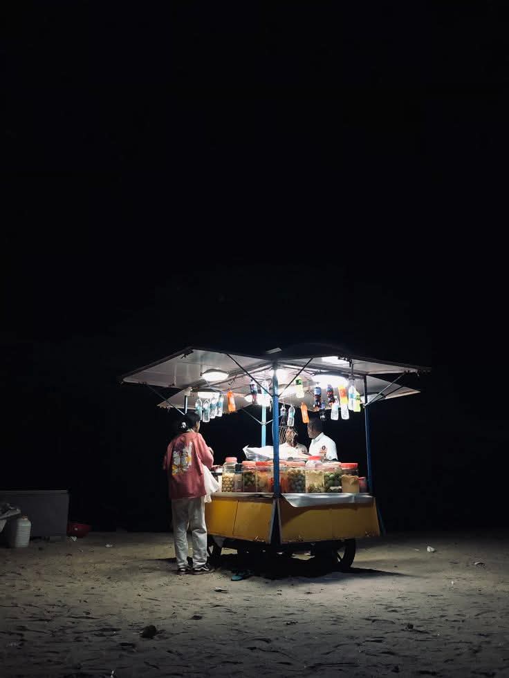 ये घर की जिम्मेदारियां 
नींद का बोझ
 उदास मन,

बला हर एक टल जाए
 अगर तुम मिलने आ जाओ।❣️

#boyslife
#BELIFTLABTREATENHYPENBETTER
#MondayMotivation
#paredãobbb