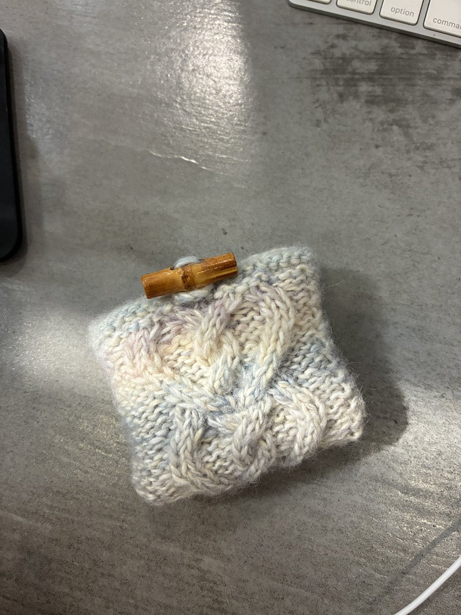 _fromdahya's tweet photo. ลองถัก cable (เสร็จ) ครั้งแรก 🫶🏻 เป็น pouch เล็ก เพราะมีเศษไหมเหลือจากการถักหมวกพอดี https://t.co/BdMyPnFZHt