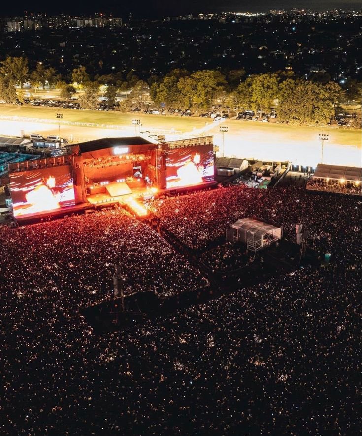 BillieSpotify_'s tweet photo. Billie Eilish during her headlining show at Lollapalooza Argentina in 2023. https://t.co/Lo0lvfugeF