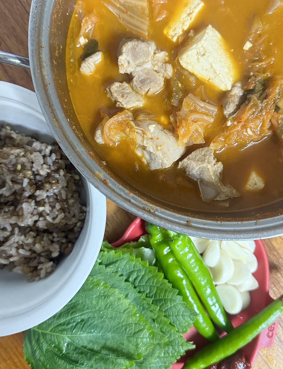 orangebabbab's tweet photo. 야근 전야의 마지막 집밥
김치찌개에 두부 추가.. 쌈 싸먹기.. https://t.co/sb4gyMHaE0