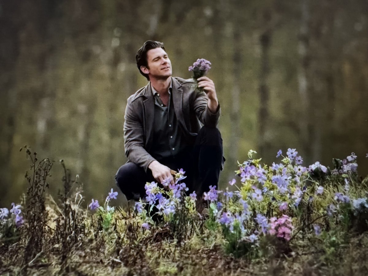 LillianR27's tweet image. This picture !!! Beautiful flowers for a beautiful couple ❤️#WCTH @hallmarkchannel @erinkrakow @kevin_mcGarry