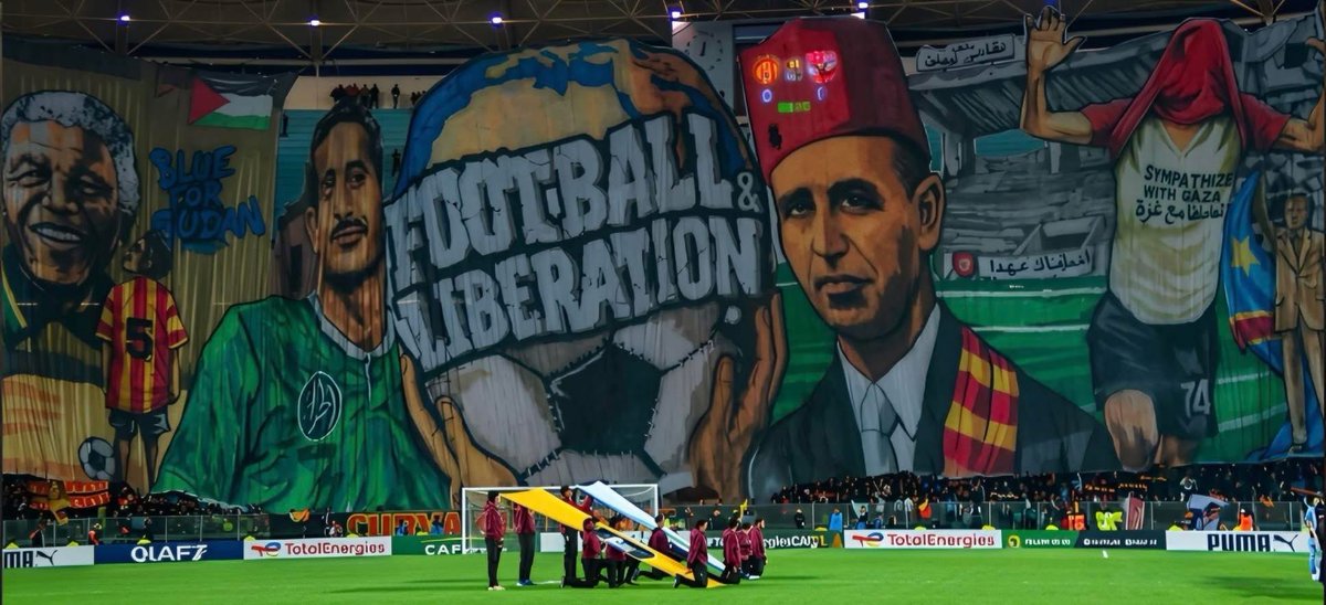 StreetFo0t's tweet photo. L’Afrique n’oubliera pas ce soir, ce magnifique TIFO des supporters de l’espérance de Tunis ! #TotalEnergiesCAFCL https://t.co/fGTUJO7V2V