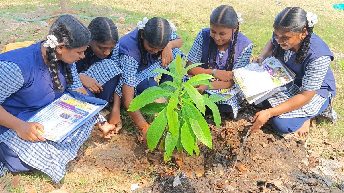 அரசு பள்ளி மாணவிகள் 2026 பொது தேர்வு எழுதுவதற்கு முன் தனது பள்ளியில் மரக்கன்றுகள் நட்டு அனைத்து மாணவர்களும் தேர்ச்சி பெற் பூமிக்கு மரக்கன்றுகள் தானம் செய்து பிரார்த்தனை
