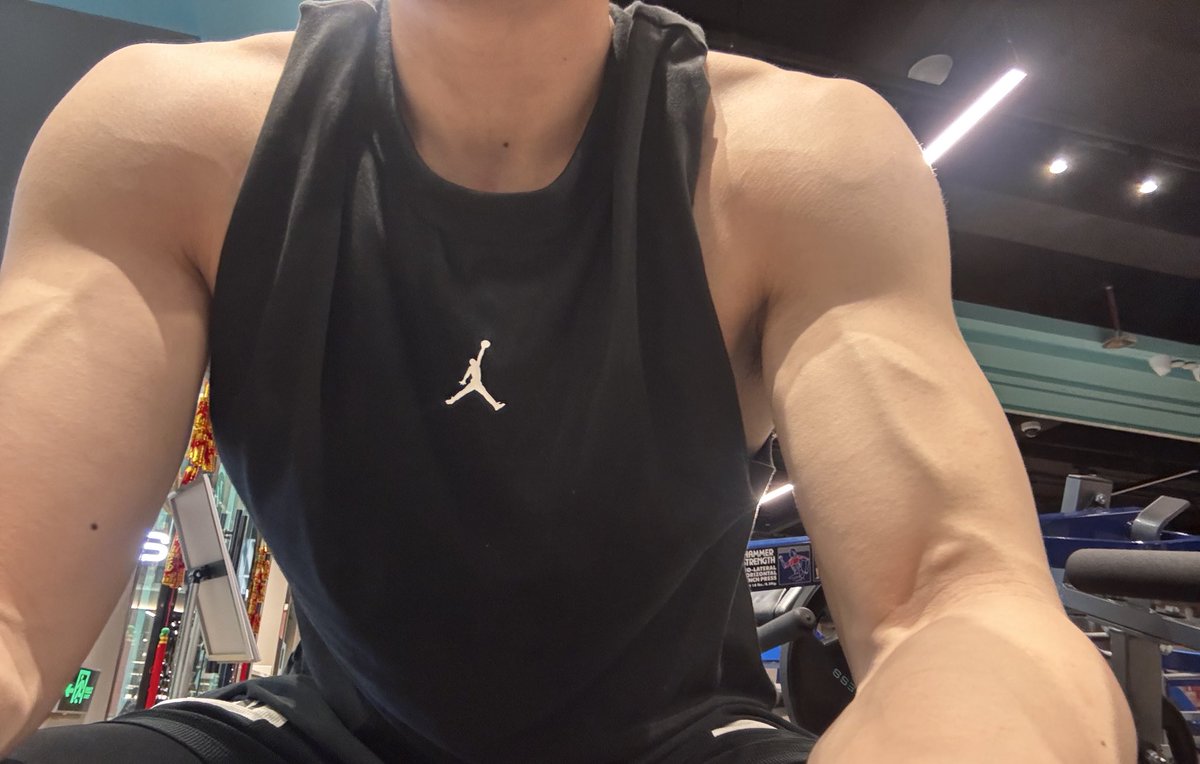 lcsij's tweet photo. 昨天胸肩一体日，持续保持低体脂～目前依然11-12左右，大家记得热身肩胛骨和前锯肌，可以先从后束开始训练，增加肩关节的稳定性～😆，不要在私信我饮食了，我的饮食相信各位是吃不了的😢 https://t.co/iHc0S6tLUv