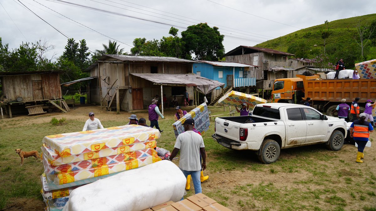 📍 #Esmeraldas | Muisne

En la parroquia San Gregorio, cantón Muisne, la Secretaria de Pueblos y Nacionalidades, <a href="/JuliaTeoAG17/">Julia Angulo Giron</a> , acompañó en territorio la entrega de asistencia humanitaria para familias afectadas por las recientes inundaciones.

La asistencia fue entregada en las