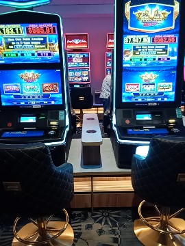 AttungaRacing's tweet image. Money Morning at Local RSL Club with My New Favorite Barmaid Bailey 🍻 #BullRush 🎰 Let's Go 🤞