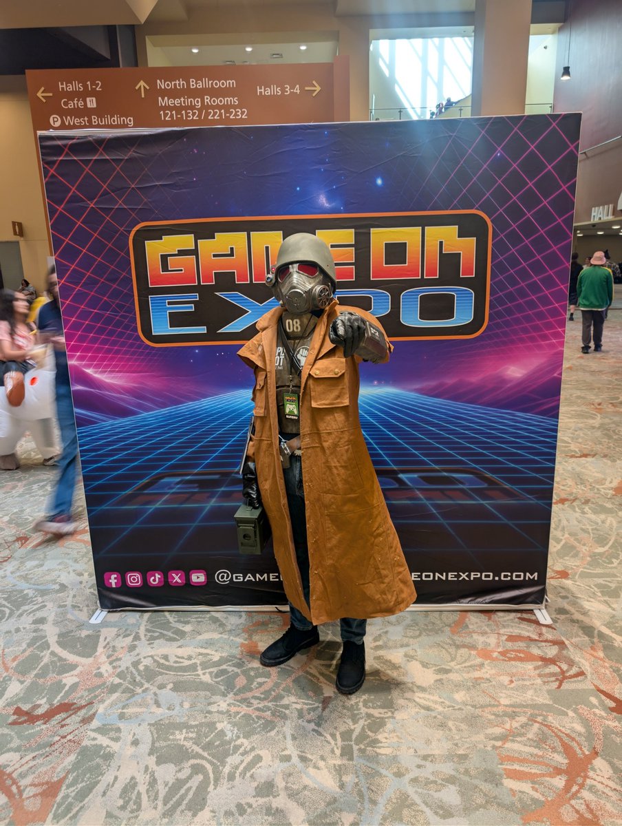 Runduus's tweet photo. I might have skipped a few updates, but I did pretty much mostly finish the NCR ranger cosplay! Was super fun attending my first event in my first cosplay. Will definitely be doing more in the future!
#GameOnExpo #Cosplay #Fallout https://t.co/Z5fBrygEgm