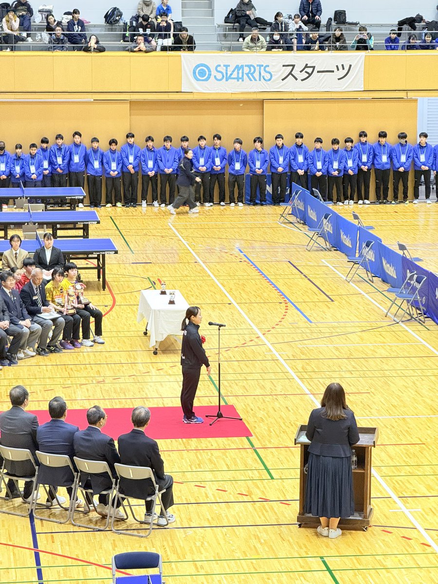 IYNT_T's tweet photo. 伊藤美誠杯 ～完～

小6の生徒が１名参加🏓

中学生との『差』
全国上位小学生との『差』を改めて痛感(♯ ;  o ;♯)

それと共に、強さも知れた。

伊藤美誠選手、��谷隼選手の貴重な話も聞けた✍️

小・中学生に求めるのは『勝ちたいという気持ち』✌️

全国大会上位に進出する選手は
『サーブ』がみんなすごく上手。
『サーブ』が上手ということは『３球目』がすごく上手い。
攻撃できるパターンを全てにおいて組み立てて、それを実行できる。

自信をつけるまで相当やりこんでるんだな。と思った😎

練習会場に行けば、全中優勝者、選抜優勝校、ホカバ優勝者、多数のランカー達が練習してた。

『打球音』が違う
『足の使い方』が違う
『読み』が違う

打たずに見るだけで勉強になる内容👀

一緒に見ていた生徒には
『【憧れ】の存在ではなく
【超える存在】にしたいね。』と一言言った🙄

みんながやっていたメニュー、足の使い方、目に焼き付けてきたものを通っている生徒全てに還��し、全国で活��する選手を何人も排出できるように！

早田選手を育てた【石田コーチ】もいた
四天王寺監督の【村田監督】もいた

そんな名将たちに追いつこうと努力する。

まだまだ、【姿勢】【指導法】など身につけて上を目指す⬆️

出場された選手、監督、コーチ、運営の皆様、
お疲れさまでした😊

 #伊藤美誠杯  #卓球  #伊藤美誠  #水谷隼