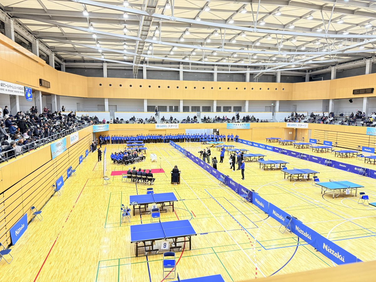 IYNT_T's tweet photo. 伊藤美誠杯 ～完～

小6の生徒が１名参加🏓

中学生との『差』
全国上位小学生との『差』を改めて痛感(♯ ;  o ;♯)

それと共に、強さも知れた。

伊藤美誠選手、��谷隼選手の貴重な話も聞けた✍️

小・中学生に求めるのは『勝ちたいという気持ち』✌️

全国大会上位に進出する選手は
『サーブ』がみんなすごく上手。
『サーブ』が上手ということは『３球目』がすごく上手い。
攻撃できるパターンを全てにおいて組み立てて、それを実行できる。

自信をつけるまで相当やりこんでるんだな。と思った😎

練習会場に行けば、全中優勝者、選抜優勝校、ホカバ優勝者、多数のランカー達が練習してた。

『打球音』が違う
『足の使い方』が違う
『読み』が違う

打たずに見るだけで勉強になる内容👀

一緒に見ていた生徒には
『【憧れ】の存在ではなく
【超える存在】にしたいね。』と一言言った🙄

みんながやっていたメニュー、足の使い方、目に焼き付けてきたものを通っている生徒全てに還��し、全国で活��する選手を何人も排出できるように！

早田選手を育てた【石田コーチ】もいた
四天王寺監督の【村田監督】もいた

そんな名将たちに追いつこうと努力する。

まだまだ、【姿勢】【指導法】など身につけて上を目指す⬆️

出場された選手、監督、コーチ、運営の皆様、
お疲れさまでした😊

 #伊藤美誠杯  #卓球  #伊藤美誠  #水谷隼